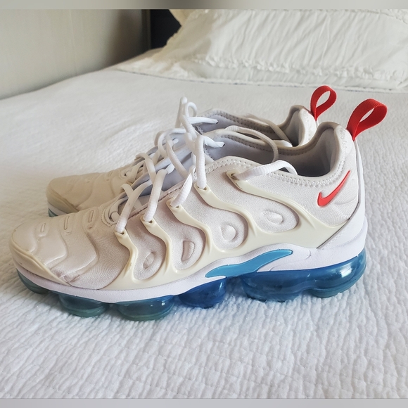 🚨Nike Air Max Mens White and Red Sneakers🚨 - Picture 2 of 5